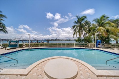 Condo in Miami Beach, Florida, 1 bedroom  № 974617 - photo 22