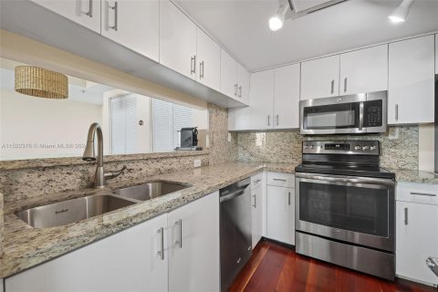 Condo in Miami Beach, Florida, 1 bedroom  № 974617 - photo 10