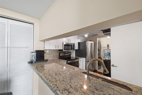 Condo in Miami Beach, Florida, 1 bedroom  № 974617 - photo 9