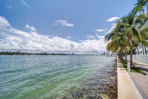 Condo in Miami Beach, Florida, 1 bedroom  № 974617 - photo 23