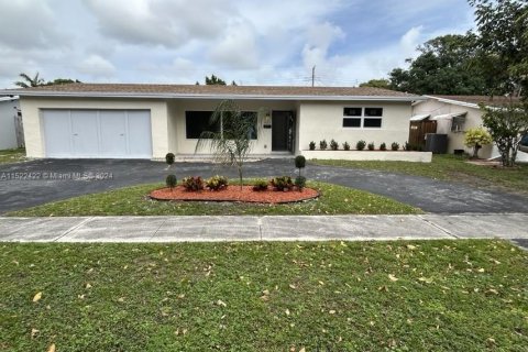 Villa ou maison à vendre à Hollywood, Floride: 5 chambres, 269.04 m2 № 974618 - photo 1