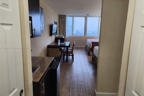 Condo in Sunny Isles Beach, Florida  № 1360693 - photo 2