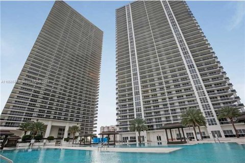 Condo in Hallandale Beach, Florida, 2 bedrooms  № 1360651 - photo 1