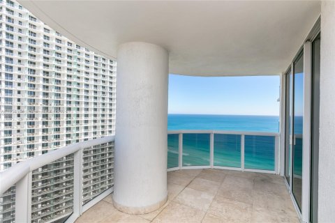 Condo in Hallandale Beach, Florida, 2 bedrooms  № 1360651 - photo 10