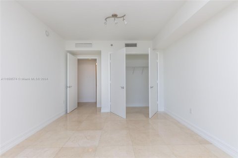 Condo in Hallandale Beach, Florida, 2 bedrooms  № 1360651 - photo 16