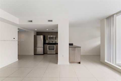 Condo in Miami Beach, Florida, 1 bedroom  № 1348448 - photo 17