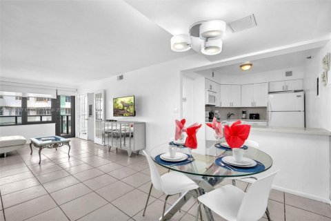 Condo in Miami Beach, Florida, 2 bedrooms  № 1348489 - photo 11