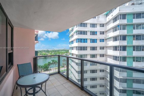 Condo in Miami Beach, Florida, 2 bedrooms  № 1348489 - photo 21