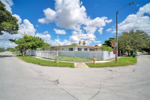 House in Miami, Florida 2 bedrooms, 105.44 sq.m. № 975306 - photo 5