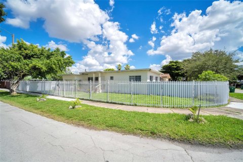 House in Miami, Florida 2 bedrooms, 105.44 sq.m. № 975306 - photo 2