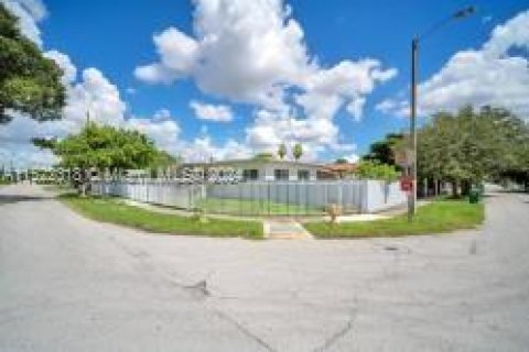 House in Miami, Florida 2 bedrooms, 105.44 sq.m. № 975306 - photo 3