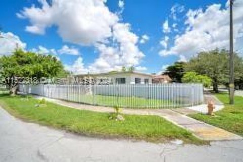 House in Miami, Florida 2 bedrooms, 105.44 sq.m. № 975306 - photo 4