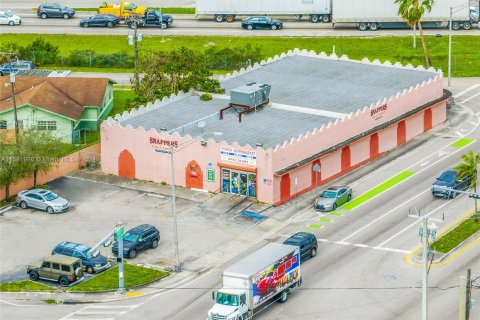 Commercial property in Opa-locka, Florida № 1181769 - photo 1