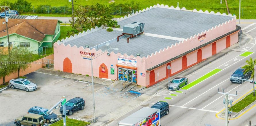 Commercial property in Opa-locka, Florida № 1181769