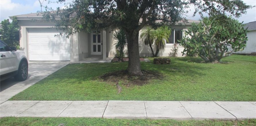 Casa en Port Charlotte, Florida 3 dormitorios, 145.58 m2 № 1388582