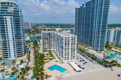 Condo in Hollywood, Florida, 2 bedrooms  № 195937 - photo 2