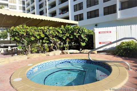 Condo in Hollywood, Florida, 2 bedrooms  № 195937 - photo 27