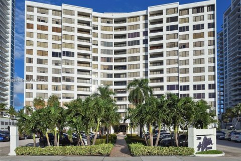 Condo in Hollywood, Florida, 2 bedrooms  № 195937 - photo 13