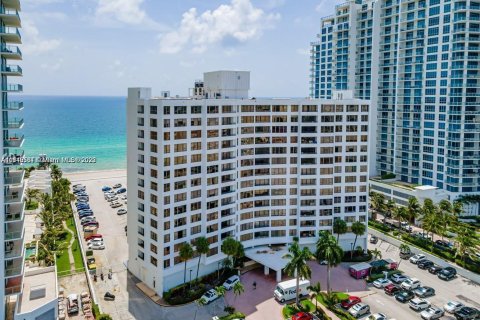 Condo in Hollywood, Florida, 2 bedrooms  № 195937 - photo 25