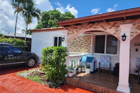 House in Miami, Florida 2 bedrooms, 197.88 sq.m. № 1360605 - photo 10