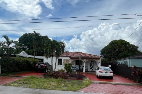 House in Miami, Florida 2 bedrooms, 197.88 sq.m. № 1360605 - photo 2