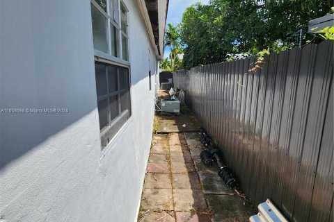 House in Miami, Florida 2 bedrooms, 197.88 sq.m. № 1360605 - photo 12