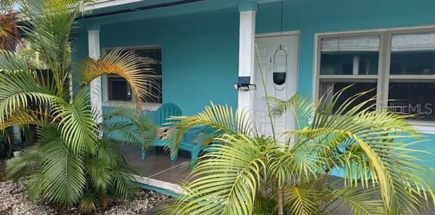 Duplex in Saint Pete Beach, Florida 4 bedrooms, 130.06 sq.m. № 1391279