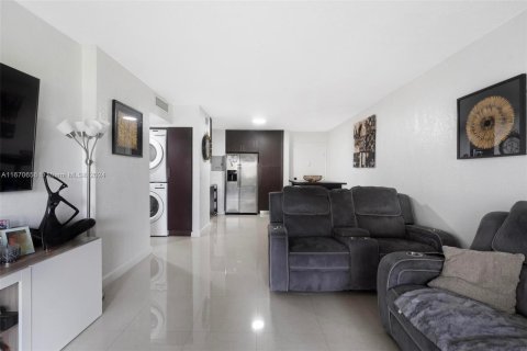 Condo in Miami, Florida, 2 bedrooms  № 1389939 - photo 2