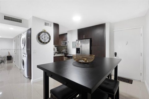 Condo in Miami, Florida, 2 bedrooms  № 1389939 - photo 8