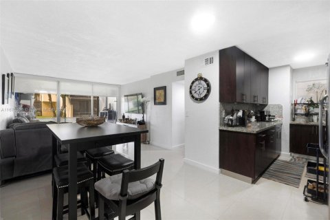 Condo in Miami, Florida, 2 bedrooms  № 1389939 - photo 5