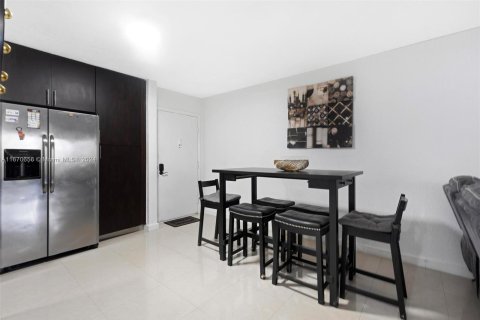 Condo in Miami, Florida, 2 bedrooms  № 1389939 - photo 6