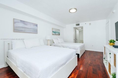 Condo in Miami, Florida, 1 bedroom  № 1387740 - photo 13