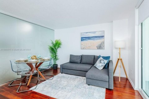 Condo in Miami, Florida, 1 bedroom  № 1387740 - photo 3