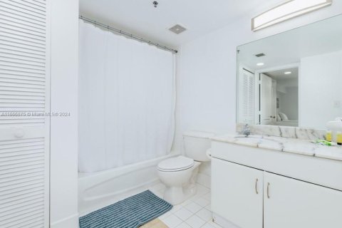 Condo in Miami, Florida, 1 bedroom  № 1387740 - photo 11