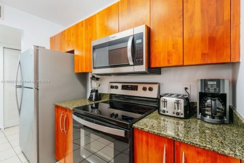 Condo in Miami, Florida, 1 bedroom  № 1387740 - photo 7