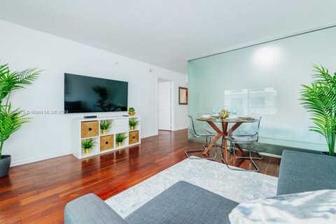 Condo in Miami, Florida, 1 bedroom  № 1387740 - photo 2