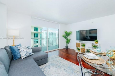 Condo in Miami, Florida, 1 bedroom  № 1387740 - photo 1