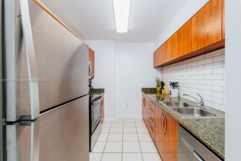 Condo in Miami, Florida, 1 bedroom  № 1387740 - photo 6