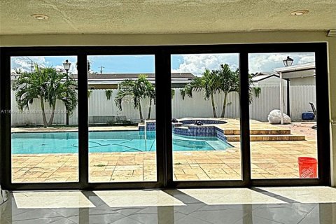 House in Hialeah, Florida 3 bedrooms, 214.6 sq.m. № 1387742 - photo 3