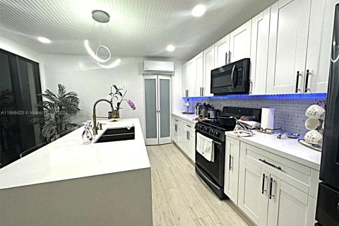 Casa en venta en Hialeah, Florida, 3 dormitorios, 214.6 m2 № 1387742 - foto 6