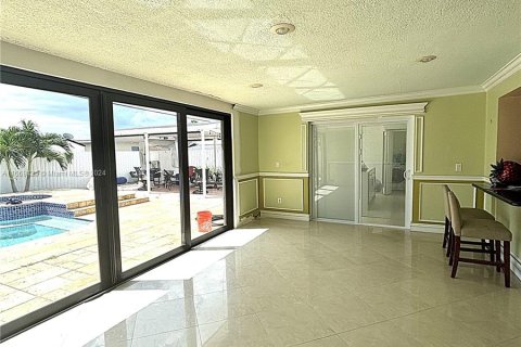 Villa ou maison à vendre à Hialeah, Floride: 3 chambres, 214.6 m2 № 1387742 - photo 7