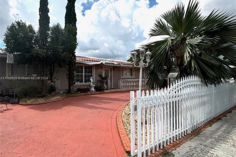 Villa ou maison à vendre à Hialeah, Floride: 3 chambres, 214.6 m2 № 1387742 - photo 30