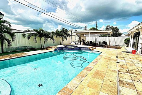 Casa en venta en Hialeah, Florida, 3 dormitorios, 214.6 m2 № 1387742 - foto 2