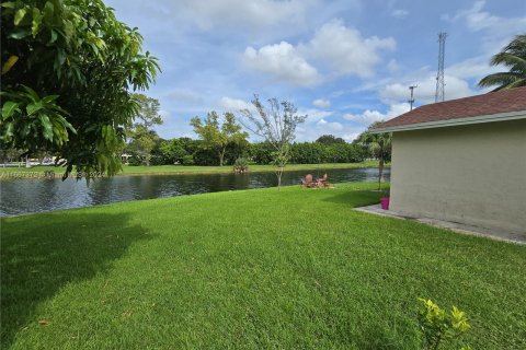 House in Tamarac, Florida 2 bedrooms, 153.66 sq.m. № 1383599 - photo 30