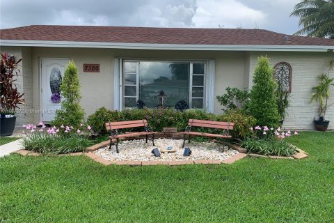 House in Tamarac, Florida 2 bedrooms, 153.66 sq.m. № 1383599 - photo 3