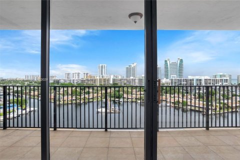 Condo in Hallandale Beach, Florida, 2 bedrooms  № 1292600 - photo 9