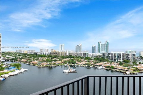 Condo in Hallandale Beach, Florida, 2 bedrooms  № 1292600 - photo 8