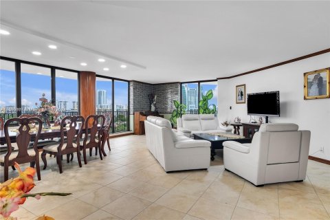 Copropriété à vendre à Hallandale Beach, Floride: 2 chambres, 157.19 m2 № 1292600 - photo 2