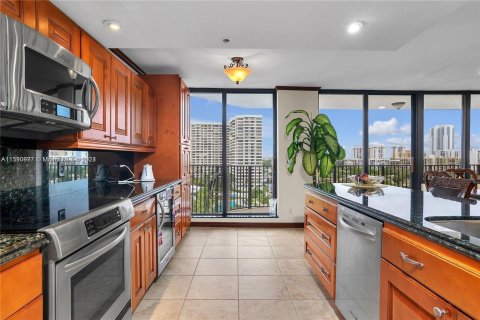 Condo in Hallandale Beach, Florida, 2 bedrooms  № 1292600 - photo 7