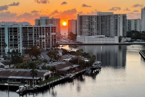 Condo in Hallandale Beach, Florida, 2 bedrooms  № 1292600 - photo 22